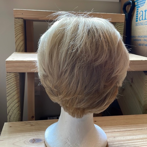 NWT 9” sassy blonde mix wig very short mens women’s unisex side or no parting - Picture 13 of 16